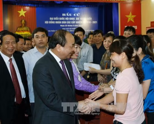 阮春福总理与选民握手。（图片来源：越通社）