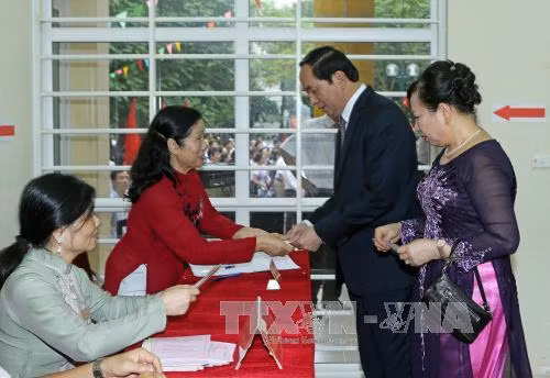 越南国家主席陈大光及夫人接收选票。（图片来源：越通社）
