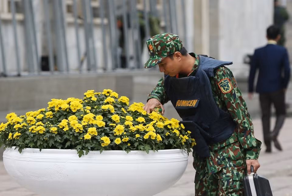 工兵兵种司令部扫雷部队对会议和相关活动举行地点进行检查。图自越通社