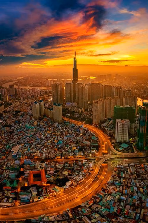 胡志明市江山东的《城市黎明》荣获二等奖。