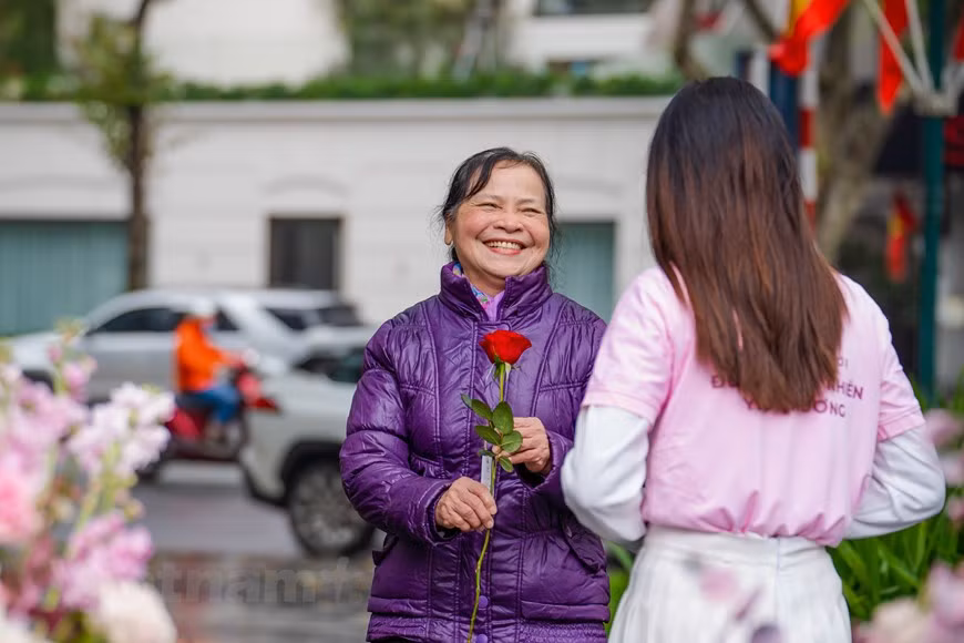 这团花车路过主要街道并在路上停下来向居民送花。Ecopark集团代表分享说：“许多人他们从来都不在乎情人节，有的人认为情人节、三八妇女节也跟平日一样，没有什么区别。今年的情人节，从Ecopark送给大家的99999朵玫瑰花不单纯是一朵花，而且还蕴含着所送去的爱心。女清洁工、老人、街上流动小商小贩被赠送鲜花时无比感动。图：Vietnam+