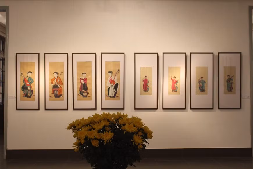 画展上还展出较具意义、具有审美价值的四屏画，供观众欣赏。除了素女、四季一系列四屏画外还有八仙、五仙和四民等四屏画。四屏画寓意着一年四季，人生中4个阶段或一个姑娘4种不同之美等。画上还写着汉字诗或汉喃字诗，是平安和富贵的祝愿和希望。该画展将于2月底结束。图自：Vietnam+