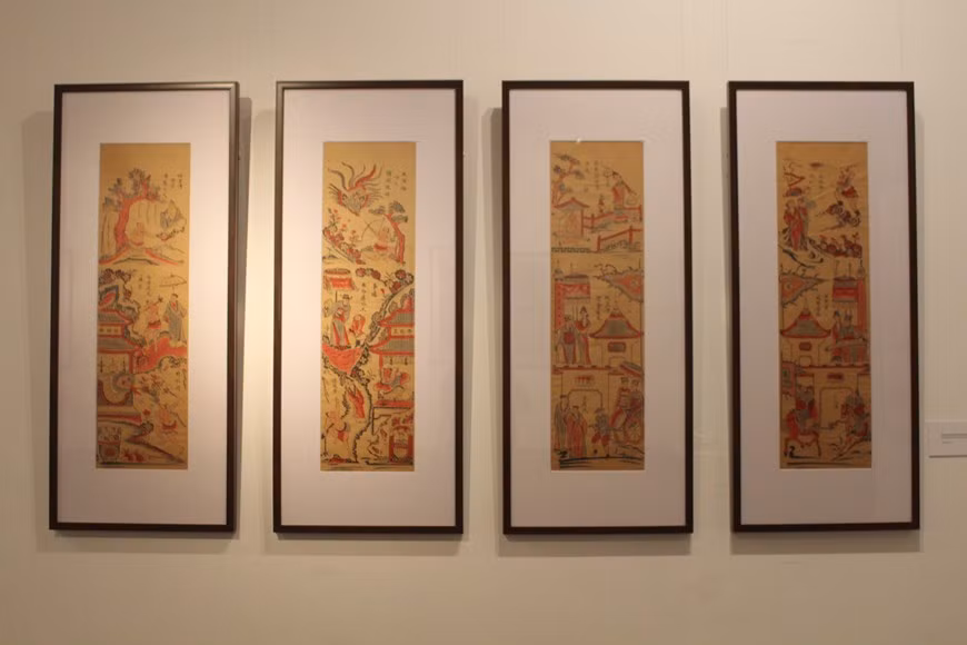 越南美术博物馆馆长阮英明强调，四屏画寓意着一年四季，人生中4个阶段或一个姑娘4种不同之美等。画上还书有汉字诗或汉喃字诗，是平安和富贵的祝福和希望。每部四屏画被视为完整、和谐、美丽、清新和抒情的完整艺术作品。通过该画展，观众将有机会更加了解昔日时间、人民的生活方式。四屏画长期以来被人民挂在家内以迎新春或供奉。画展除了展出涉及历史题材的四屏画外还有涉及童话故事人物的石笙四屏画。图自：Vietnam+