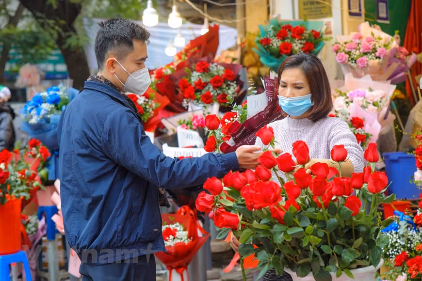 每逢情人节到来时，河内市情侣礼品市场较为活跃，礼品种类丰富多样，玲珑满目，较为吸引顾客眼球。陈春撰、二征夫人和芳梅等街道上都摆满了各种各样的花束，等待顾客前来购买。情人节期间，红色玫瑰花仍是许多男人的选择，购买赠给其情侣。红色玫瑰花颜色鲜艳浓烈，象征着火热的爱情。图：Vietnam+