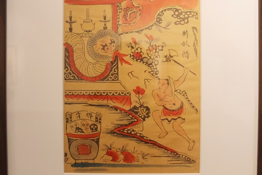 “四屏民间画集锦中的春色”画展共展出20部画，主题涉及四季、四民、八仙、漫画、历史画等，都是从美术博物馆保留的四屏画集锦中选择出来的。越南美术博物馆馆长阮英明强调，四屏画寓意着一年四季，人生中4个阶段或一个姑娘4种不同之美等。画上还书有汉字诗或汉喃字诗，是平安和富贵的祝福和希望。从内容来看，四屏画的题材与昔日的人民生活息息相关。图自：Vietnam+