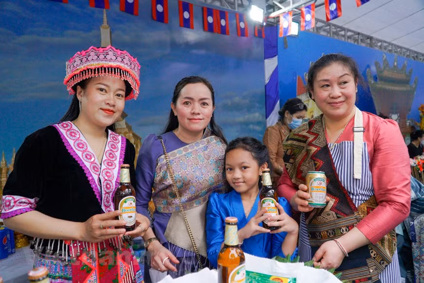 东南亚青年节吸引地区各国驻越大使馆代表，越南各中央部门、机关与河内市领导，东南亚11个国家的1万名青年代表参加。该活动有助于向地区和国际友人推广首都河内乃至越南形象，充分彰显确保第31届东运会安全举办并留下深刻印象的高度决心。从而携手共建和平地区，打造一个团结友好、繁荣发展的东南亚。图为身穿本国传统服装的老挝大学生和人民代表。图自Vietnam+
