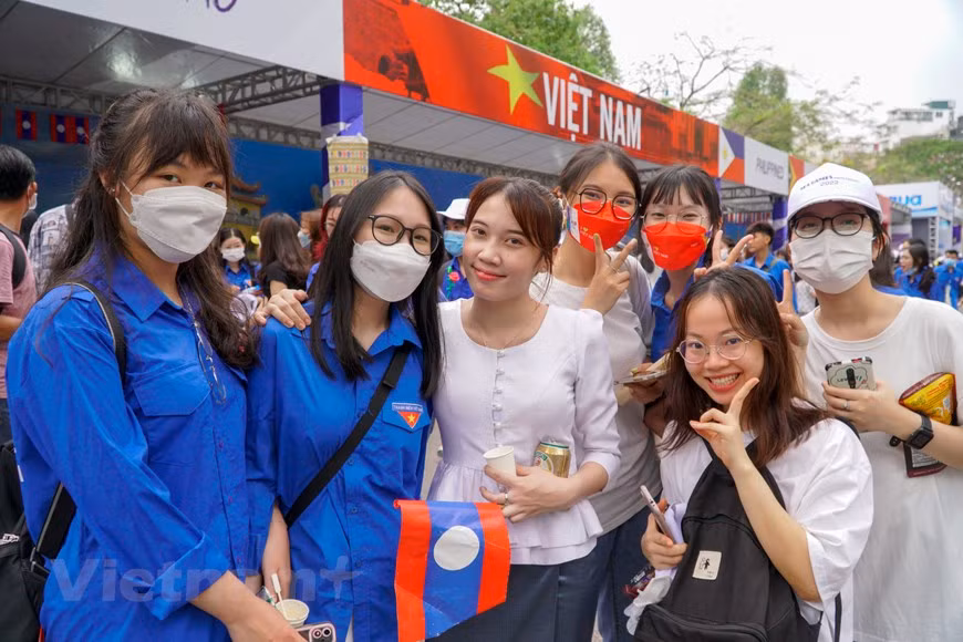 老挝大学生尼兰亚（Nilanya Philachan）与越南大学生合影留念。尼兰亚分享说，“能在越南就读我十分高兴和幸福。越南朋友一直向我提供版主。若有机会我将在越南工作”。东南亚青年节举行的目的在于向地区和国际朋友推广首都河内乃至越南形象，充分彰显确保第31届东运会安全举办并留下深刻印象的高度决心。从而携手共建和平地区，打造一个团结友好、繁荣发展的东南亚。图自Vietnam+
