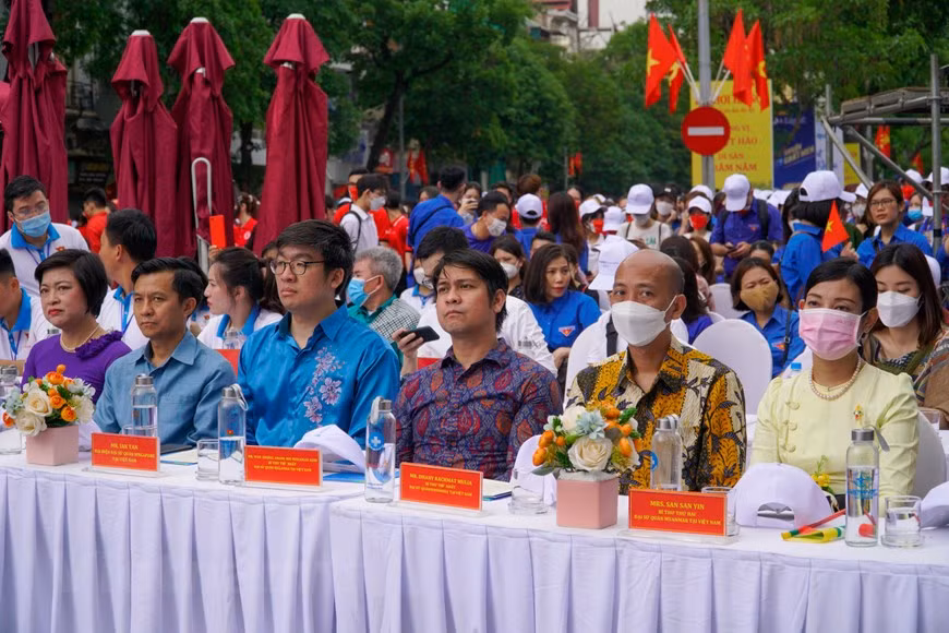 东南亚各国驻越大使馆代表，越南各中央部门、机关与河内市领导，东南亚11个国家的1万名青年代表等一同出席东南亚青年节开幕仪式。该活动举行的目的在于向地区和国际友人推介越南国家和首都河内形象；同首都河内下决心举行一届安全、留下许多美好印象的东南亚运动会。图自Vietnam+