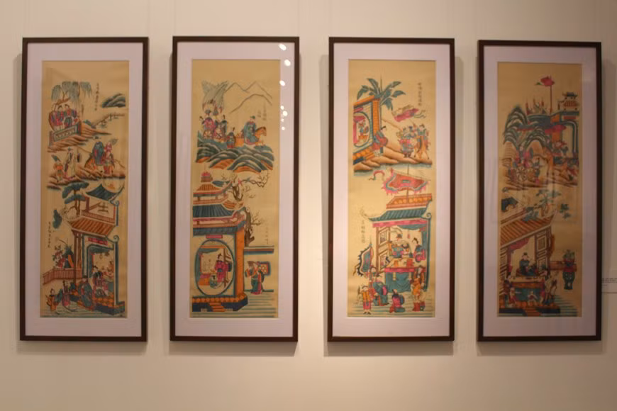 四屏画寓意着一年四季，人生中4个阶段或一个姑娘4种不同之美等。画上还书有汉字诗或汉喃字诗，是平安和富贵的祝愿和希望。画展上还展出较具意义、具有审美价值的四屏画，供观众欣赏。除了素女、四季一系列四屏画外还有八仙、五仙和四民等四屏画。四民画题为“渔、耕、樵和读”，描写和推崇了人在大自然中的美丽。图自：Vietnam+