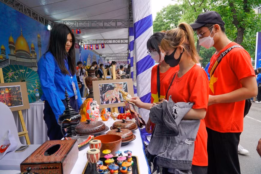 由河内市团市委、青年联合会、大学生协会在还剑湖地区联合举行喜迎第31届东运会的东南亚青年节有望为东南亚各国青年沟通交流，扩大与区域内各国青年的国际关系敞开机会大门；从而向国际朋友介绍河内乃至越南传统文化特色和经济社会发展成就。活动期间举行许多精彩文化活动。图为缅甸展位的参观者。该展位展示缅甸各传统产品。图自Vietnam+