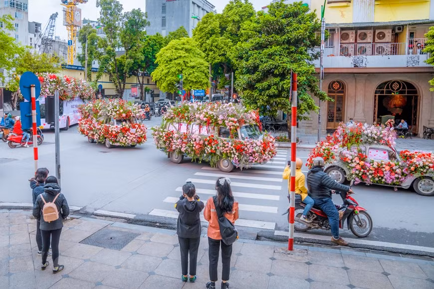 使用99999朵玫瑰装置的自行车、古汽车和双层巴士在河内市各主要街道上游行，这个场面让河内市民无法移开其的视线。这是他们从来未曾见过的一花车团。这一花车团路过主要街道并在路上许多地方停下来向居民送花。Ecopark集团代表分享说：“许多人他们从来都不在乎情人节，有的人认为情人节、三八妇女节也跟平日一样，没有什么区别。今年的情人节，从Ecopark送给大家的99999朵玫瑰花不单纯是一朵花，而且还蕴含着所送去的爱心。图：Vietnam+