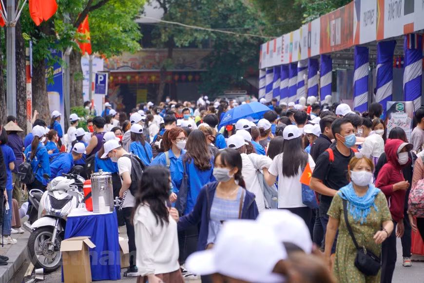 在“第31届东南亚运动会倒计时”活动上，首都河内青年的“援助升龙-河内旅游”队、“绿色交通”队、“自管3加” 队已陆续开展3.1万次数活动。喜迎第31届东运会的东南亚青年节期间举行国花 – 国服展览会，推广东南亚各国文化和饮食，响应“致力于健康和团结的东南亚”的步行和签名留念活动，“东南亚愿望—致力于繁荣的东南亚”等丰富多彩的活动；重视推崇越南和区域内各国传统文化和现代价值，为参观者构建颇具吸引力的文化交流平台等。图自Vietnam+