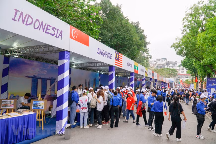 东南亚青年节期间举行国花 – 国服展览会，推广东南亚各国文化和饮食，响应“致力于健康和团结的东南亚”的步行和签名留念活动，“东南亚愿望—致力于繁荣的东南亚”等丰富多彩的活动；重视推崇越南和区域内各国传统文化和现代价值，为参观者构建颇具吸引力的文化交流平台等。图自Vietnam+