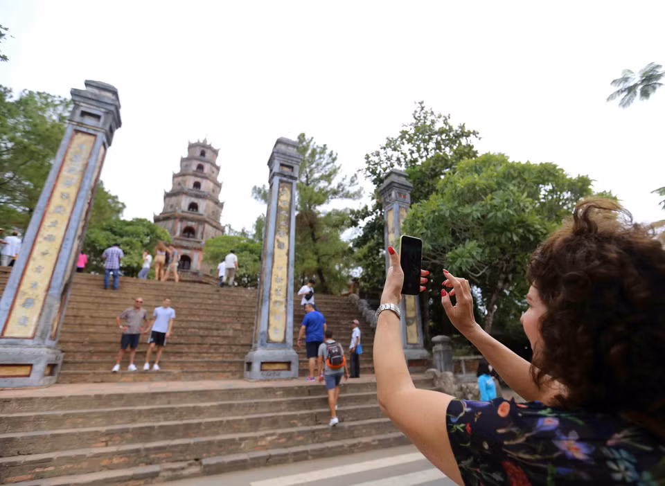 国内外游客参观天姥寺。越通社记者 日英 摄