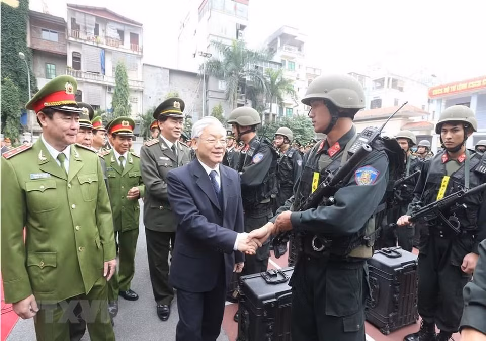 越共中央总书记阮富仲探访和检查越南公安部旗下机动警察司令部的随时作战工作。越通社记者 智勇 摄