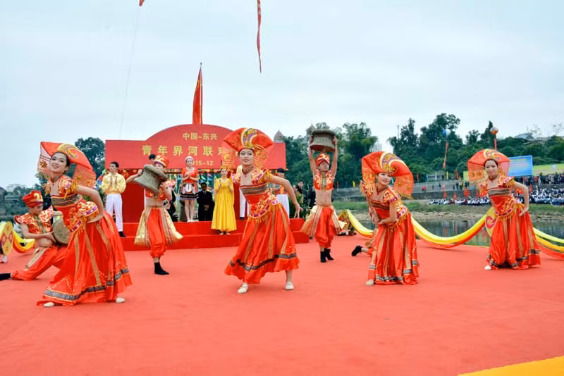 各精彩歌舞节目已给两国人民留下深刻的印象，让两国人民更加了解彼此国家文化和风俗习惯，有助于深化越中两国友谊。（图片来源：mongcai.gov.vn）