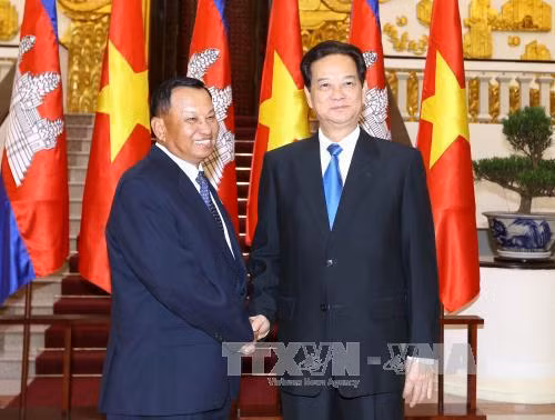 越南政府总理阮晋勇 12 月 16 日会见了正在对越南进行正式访问的柬埔寨王国参议院主席赛冲。（图片来源：越通社）