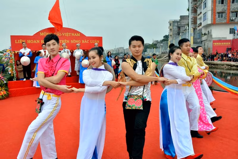 两国青年所演出的各歌舞节目均带有两国传统民歌和现代音乐。（图片来源：mongcai.gov.vn）