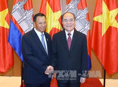 应越南国会主席阮生雄的邀请，柬埔寨参议院主席赛宗已抵达越南首都河内开始对越进正式访问 。（图片来源：越通社）