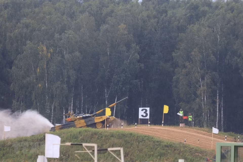 越南1号车组跨越终点线，完成比赛。越通社记者 陈孝 摄