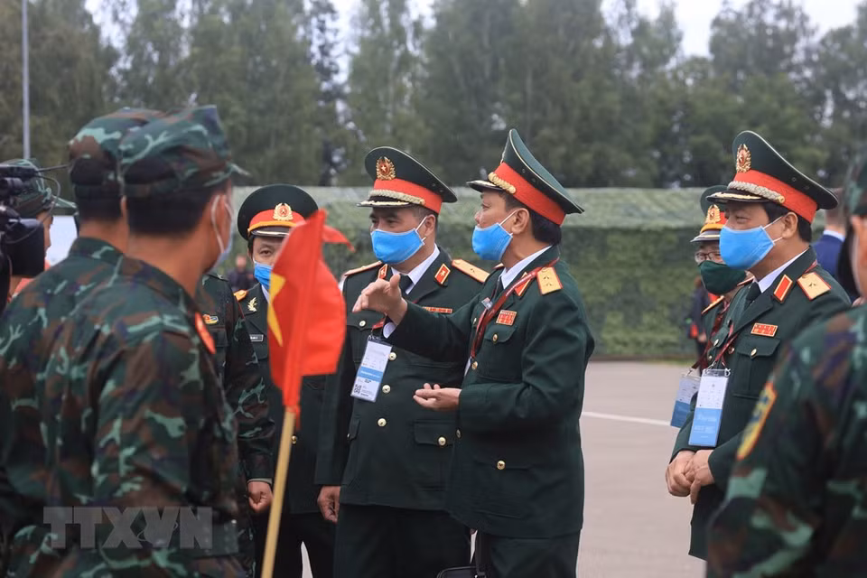 越南国防部领导恭喜1号车组完成第一轮比赛。越通社记者陈孝 摄
