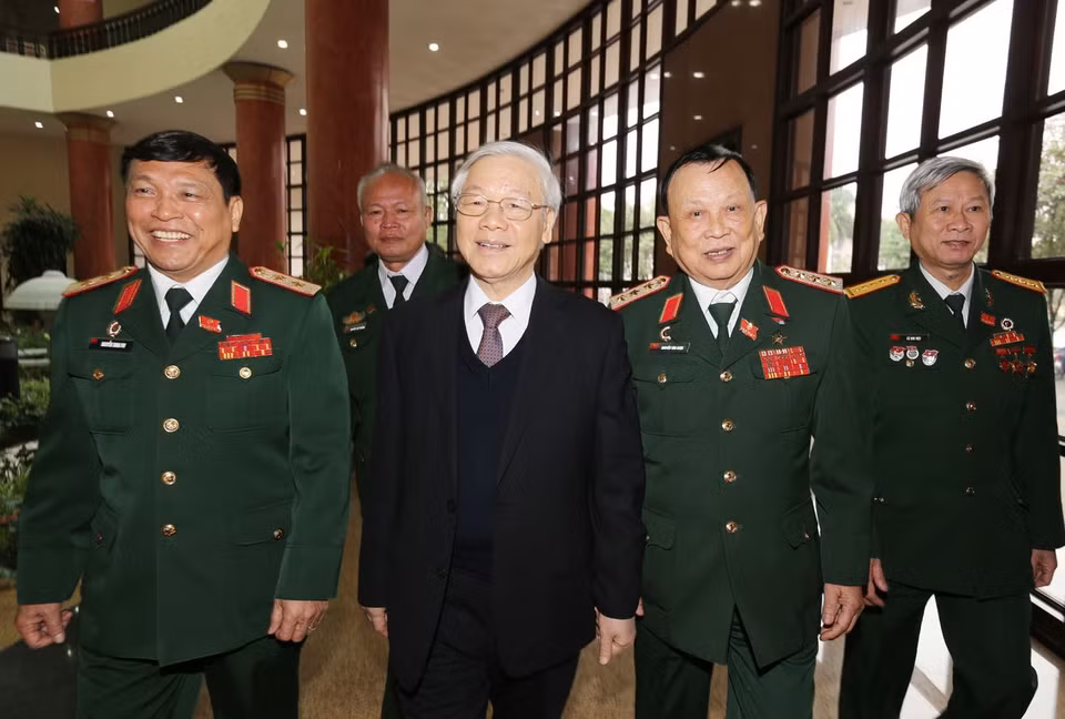 阮富仲总书记（左二）与各位老兵。越通社记者 智勇 摄