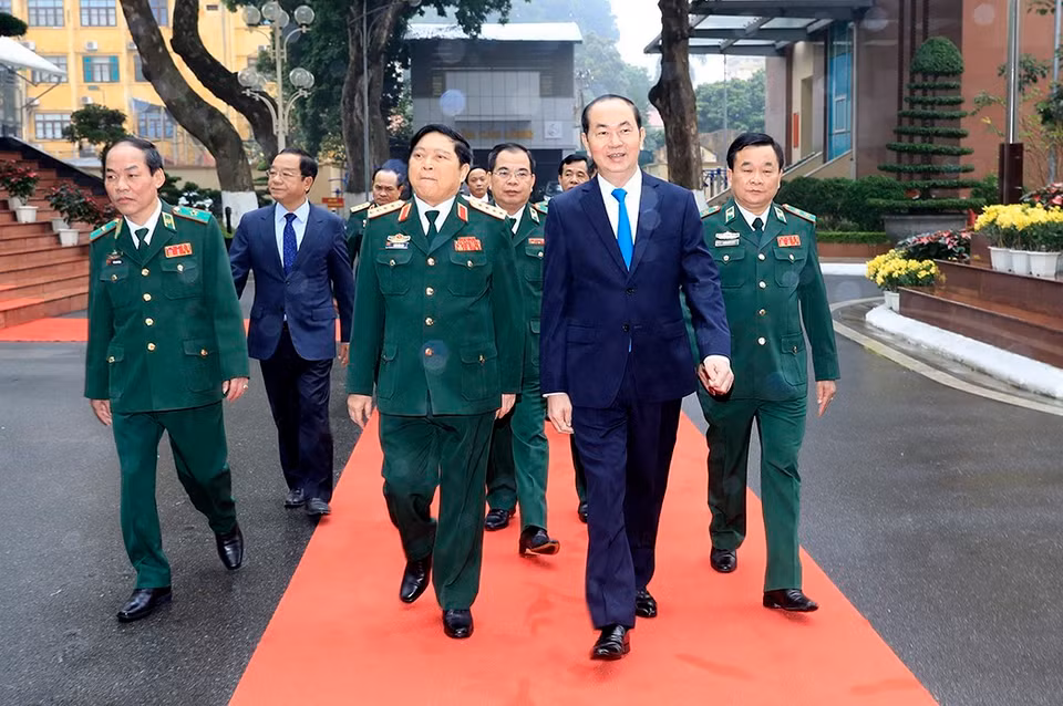 越南国家主席陈大光出席越南人民军成立73周年和全民国防日28周年纪念典礼。 越通社记者 颜创 摄