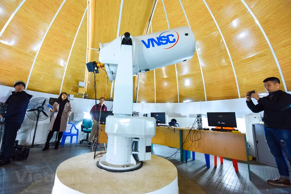 这台光学天文望远镜可观察流星雨、日食、月食等现象。越通社记者名山 摄