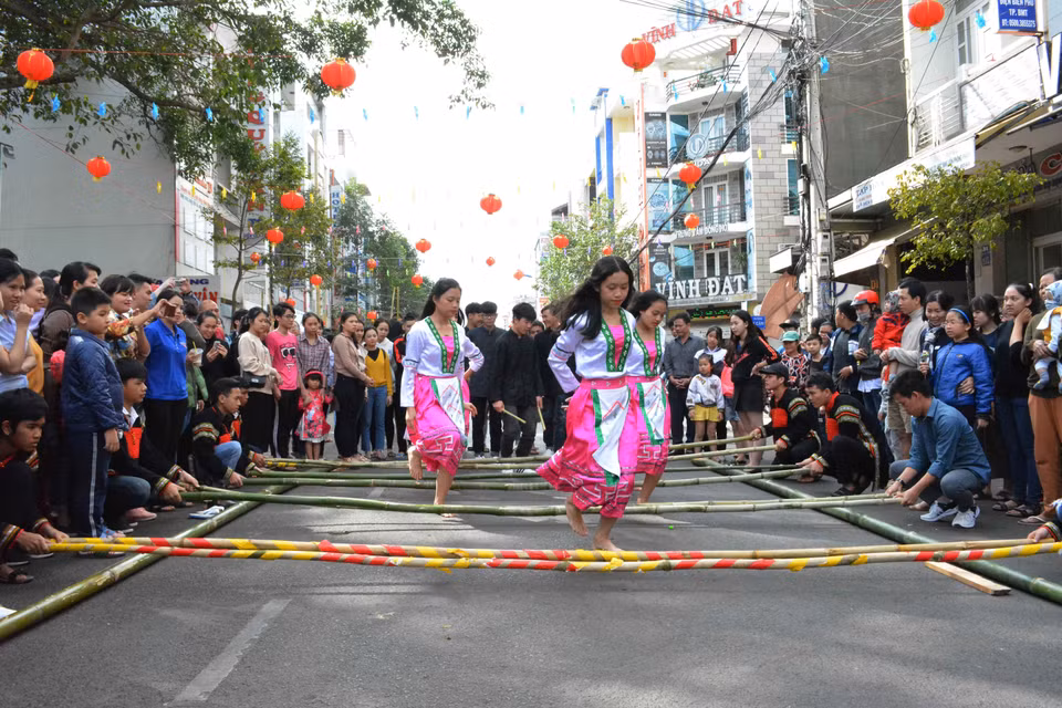 得乐省举行喜迎2019年新春的多项活动。居民们一起跳竹竿舞。越通社记者 俊英 摄