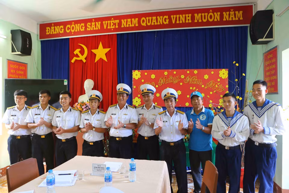 海军第二区司令部工作代表团向590雷达站干部战士致以新春祝福。越通社记者成达 摄