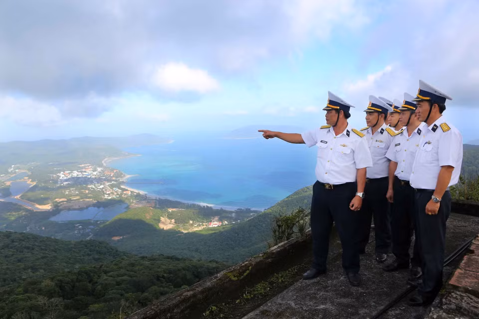 海军二区副司令黄永线大校同590雷达站干部、战士从视察昆岛海域。越通社记者 成达 摄
