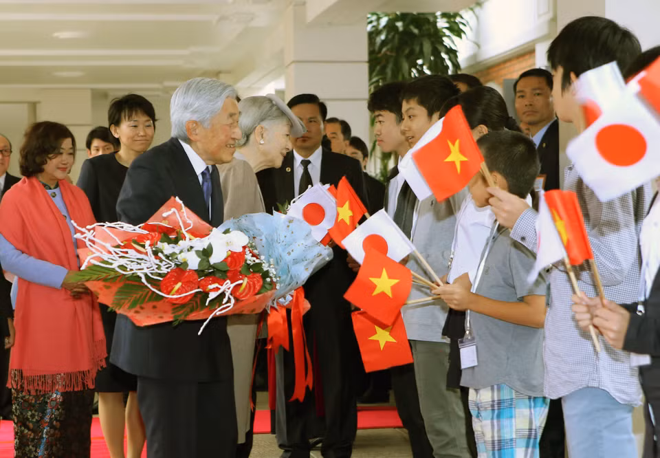 越南青年热烈欢迎日本天皇和皇后的来访（图片来源：越通社）