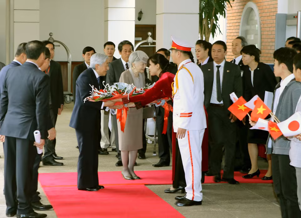 越南人民向日本天皇和皇后送上鲜花（图片来源：越通社）