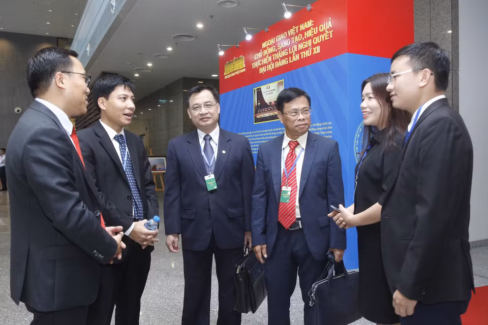 各位参会代表在会议期间交换意见。越通社记者 林庆 摄