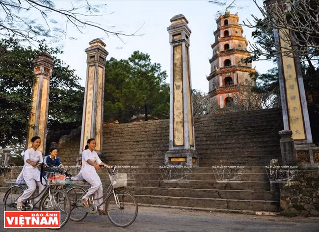 《越南寺庙》中的作品。图自越南画报