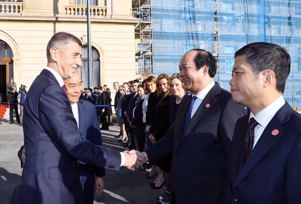 阮春福向捷克总理安德烈•巴比什介绍越南官员。越通社记者 统一 摄 