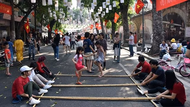 民间游戏吸引游客——冯兴壁画街。图自《越南人民报》