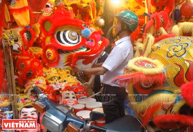 行马街两边五颜六色的玩具吸引众多人前来参观和购物。图自越通社