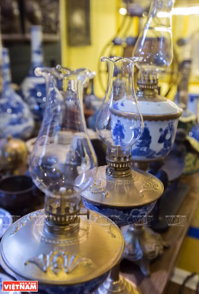  集市摆卖的油灯。图自越通社