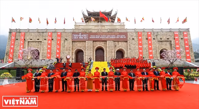 西安子信仰生态旅游区第一期完工剪彩仪式。 图自越通社