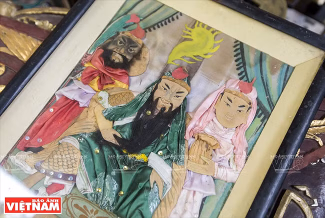 ……以及手工纸画。图自越通社