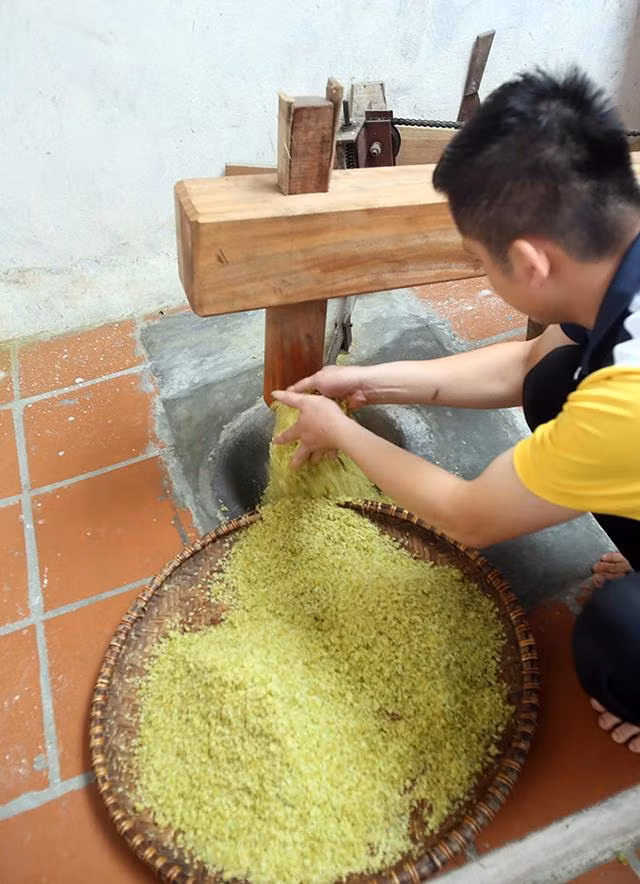 在工匠们的灵巧双手下，望村扁米多年来仍旧保留着其特色：薄、软、香等。图自《人民报》