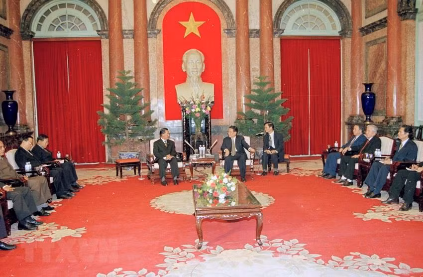  越南国家主席陈德良1999年3月4日在河内会见泰国副总理兼内政部长桑南·卡乔桑普拉萨尔特（Sanan Kachornprasart）。图自越通社