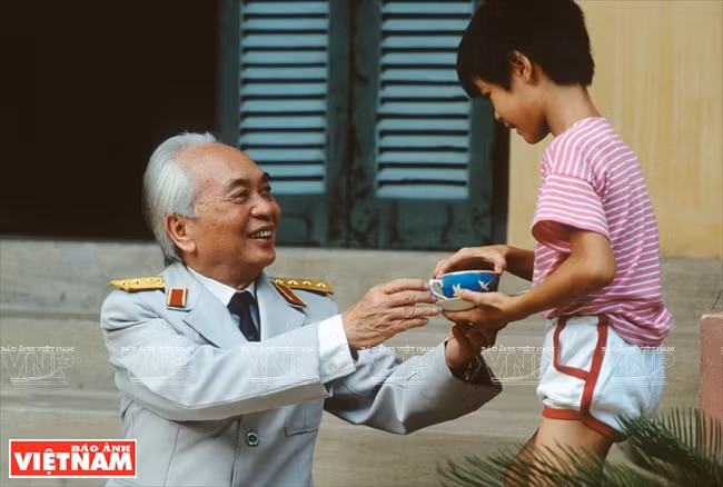 小男孩请武元甲大将用茶（1991年）。凯萨琳‧卡诺 摄