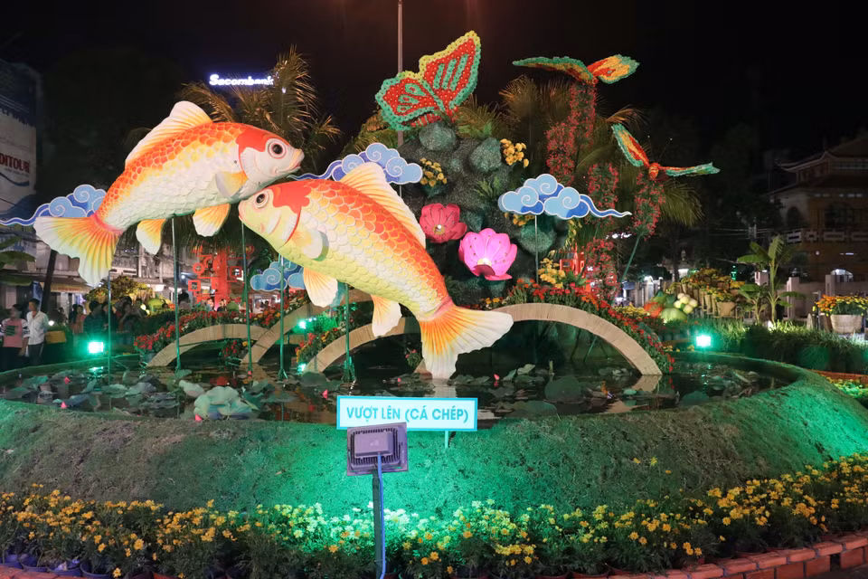 芹苴2019己亥年春节花街及艺术灯街开街。图自越通社
