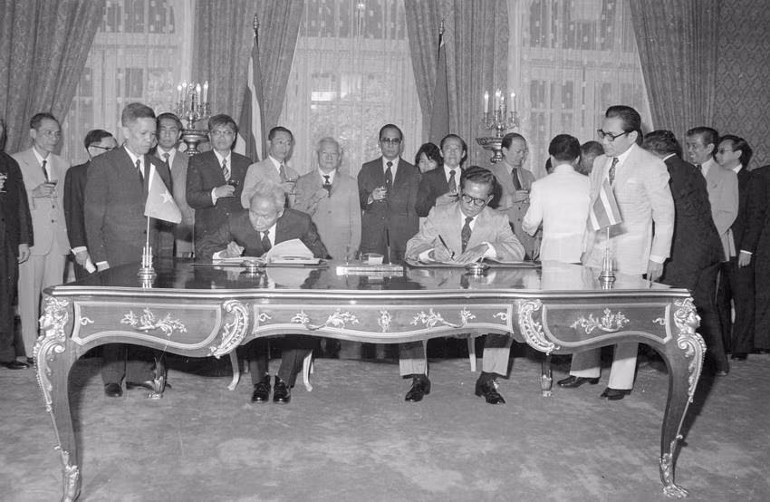 在越南政府总理范文同自1978年9月6日至10日对泰国进行正式访问期间，越南政府总理范文同会见泰国国王普密蓬·阿杜德（Bumibol Adulyadej）。图自越通社