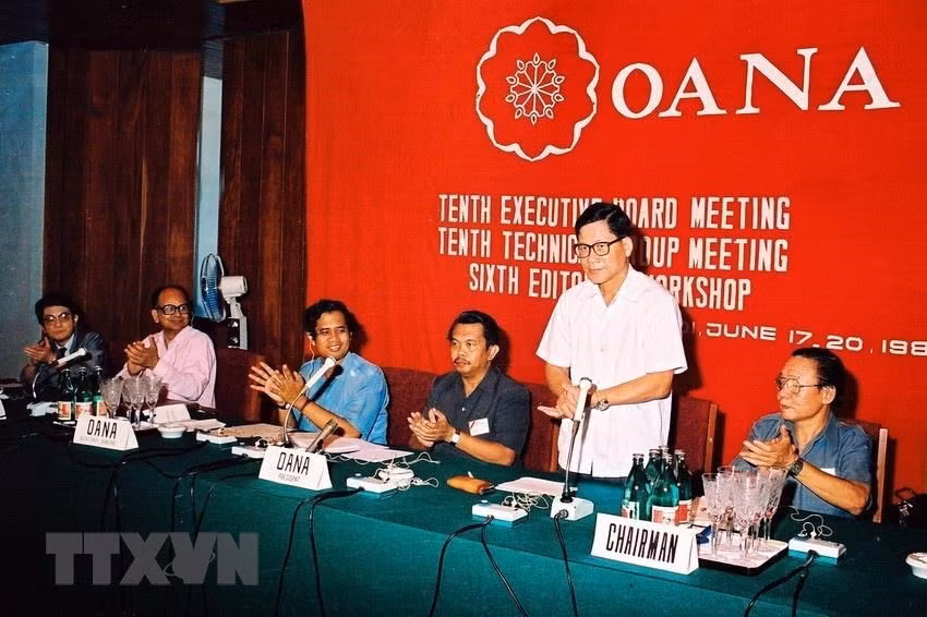 越南社会主义共和国部长会议副主席阮庆在亚太通讯社组织执行委员会第10次会议开幕式上发表讲话。图自越通社