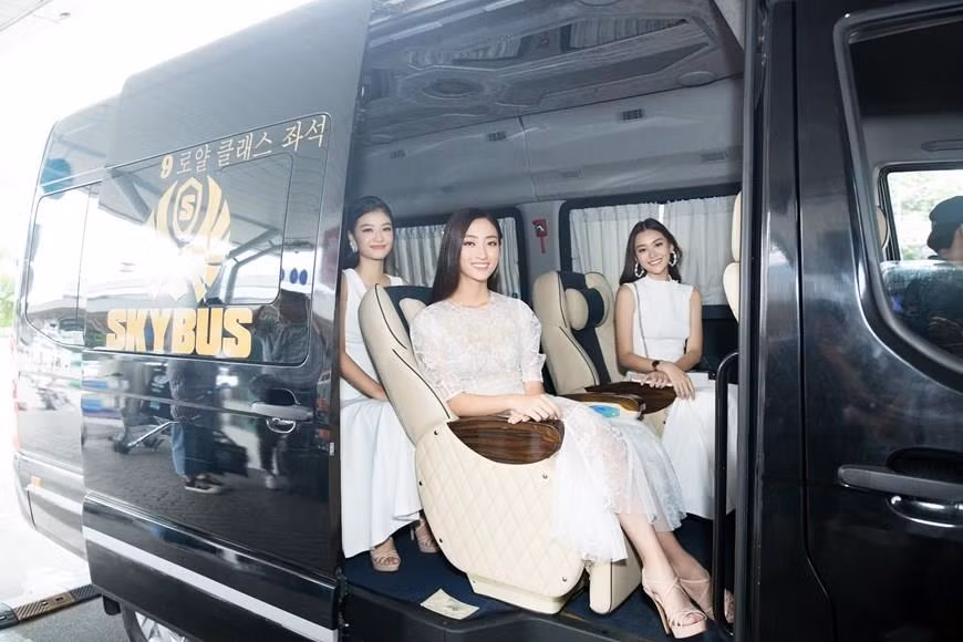 三位佳丽吸引媒体和公众的关注。图自2019年越南世界小姐选美大赛组委会