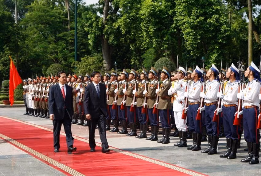 2009年7月10日，越南政府总理阮晋勇举行仪式，迎接泰国总理阿披实·维乍集瓦（Abhisit Vejjajiva）对越南进行正式访问。图自越通社