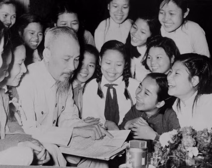 资料图：1956年5月19日征王高中学校的学生代表团祝贺胡志明主席的生日。图自越通社